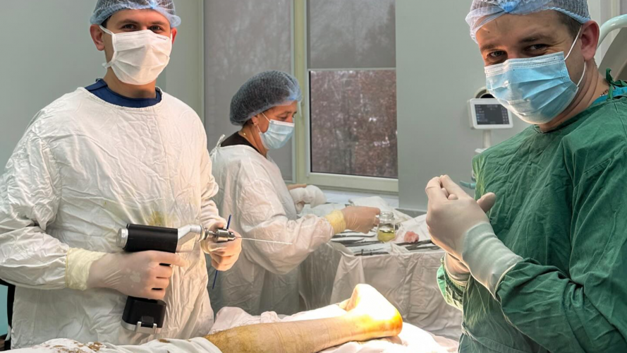 Рідкісне хірургічне втручання: волинські травматологи прооперували обидві п’яти одночасно