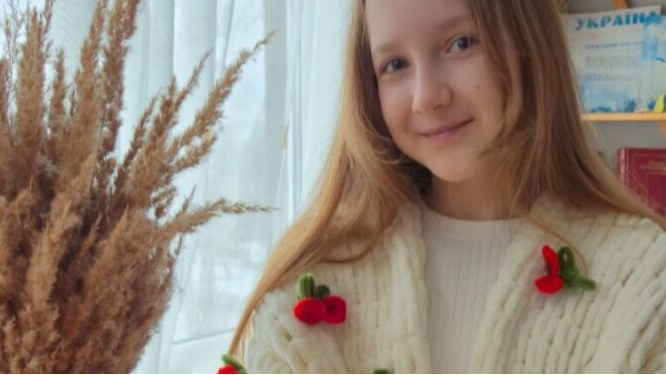 Для себе і на подарунки: 11-річна дівчинка з Волині створює теплі й стильні речі
