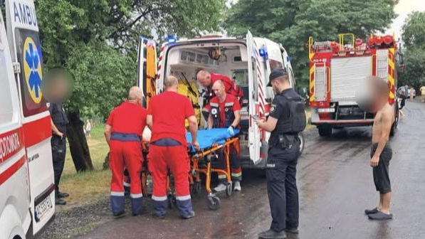 «Одна жінка аж синя була, не дихала»: очевидці про удар блискавки біля озера на Волині