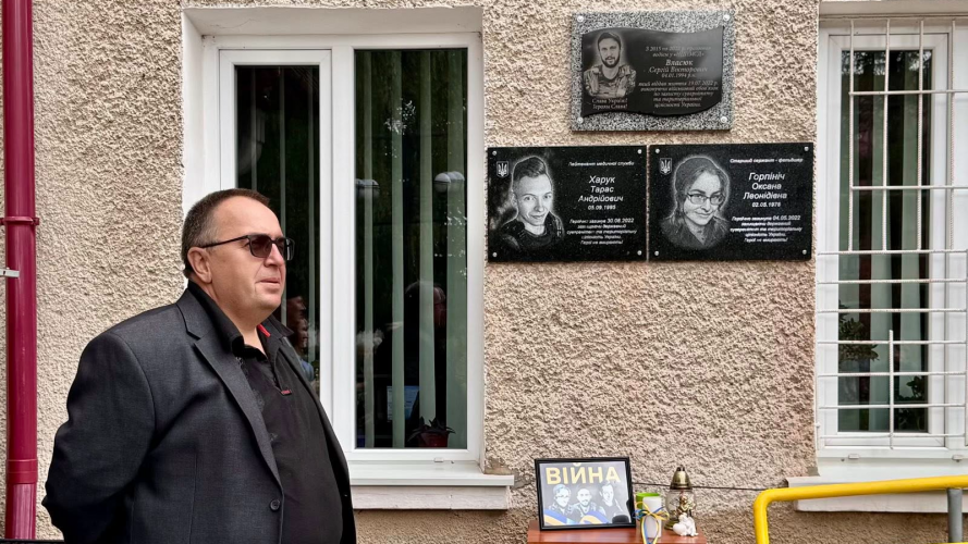 Війна забрала їхні життя: у місті на Волині відкрили меморіальні дошки загиблим медикам