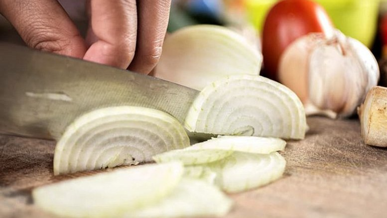 Як уникнути сліз при нарізанні цибулі