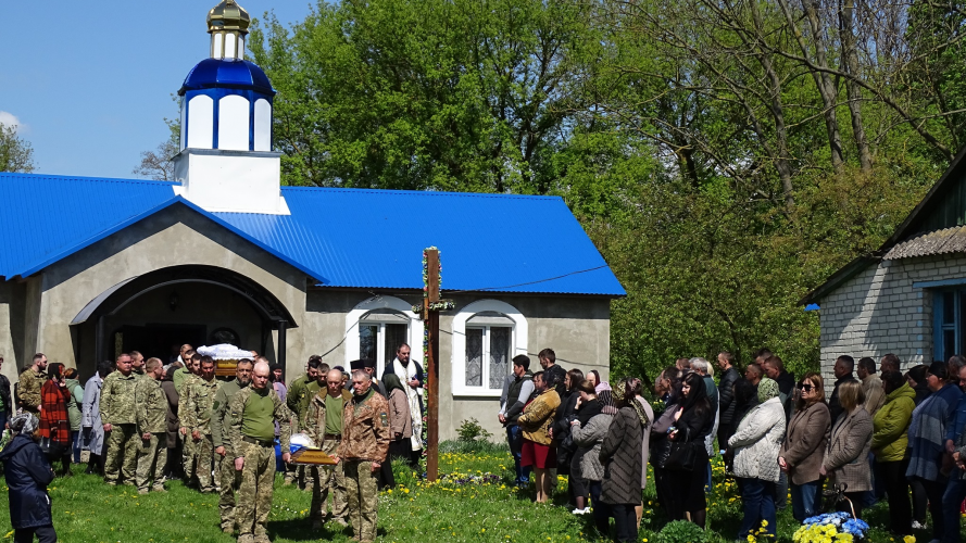 Останню дорогу встелили тюльпанами та бузком: на Волині попрощалися із 39-річним Героєм Андрієм Сливкою