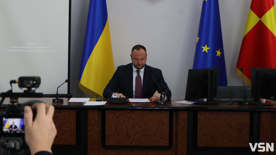 Флешмоб «Шкарпетуйся» і кадрові рішення: що відбулося на 90-й сесії Луцької міськради. Фоторепортаж