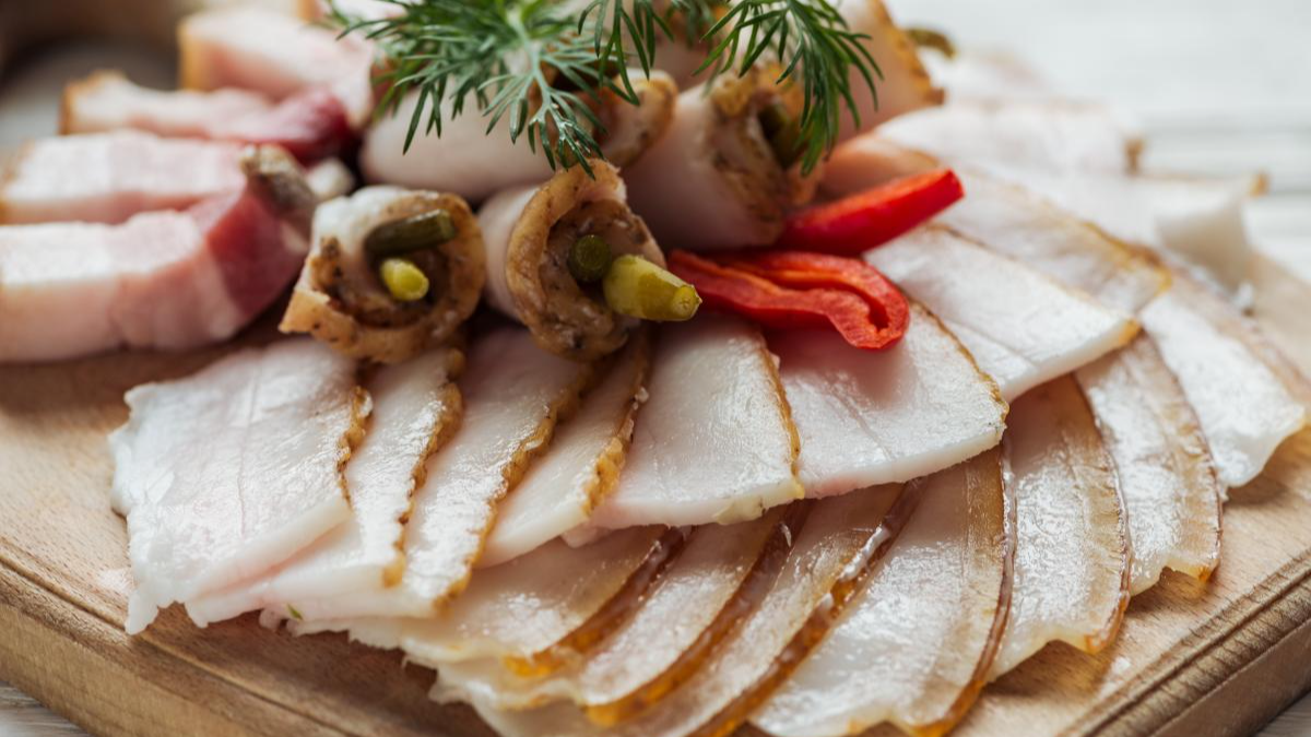 Улюблена закуска під забороною: кому не можна їсти свиняче сало