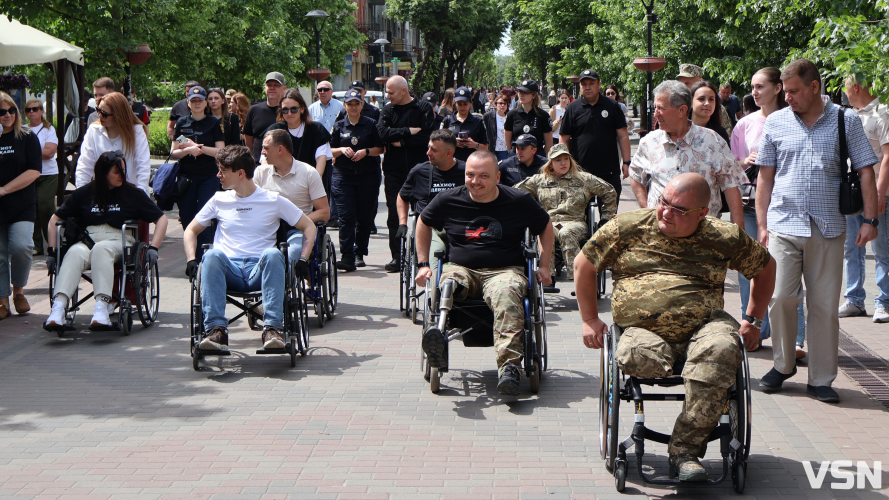 У центрі Луцька посадовці вчилися долати бордюри у кріслах колісних. Фото
