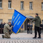 Президент Зеленський вручив бойовий прапор командиру «Любарта» Вадиму «Янкі» Крикуну
