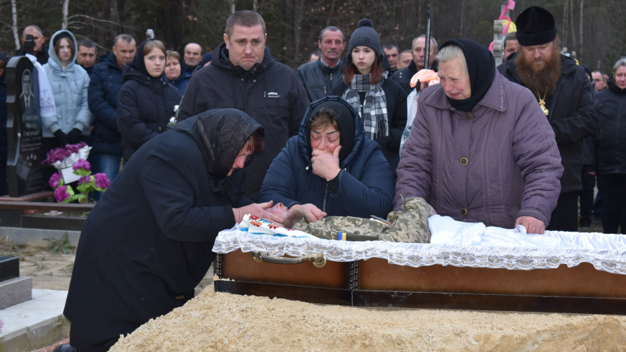 Залишилися ненька, дружина, син та донька: на Волині попрощалися із Героєм Анатолієм Ланевичем