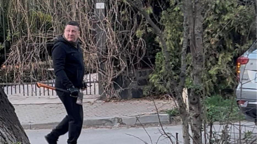 Конфлікт у Луцьку: п'яний неадекват сокирою розтрощив кілька машин