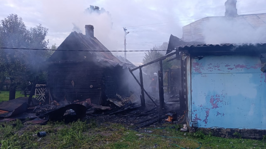 Вогонь повністю охопив приміщення: на Волині горіло домогосподарство. Фото