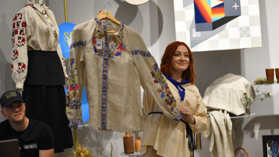 Сторічна вишиванка, підвіска-Україна і унікальні туфлі «Мері Джейн»: у Луцьку відбувся модний благодійний аукціон
