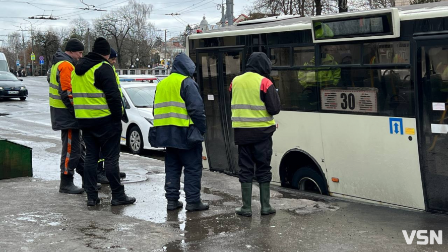 У Луцьку на зупинці маршрутка «провалилася» під асфальт