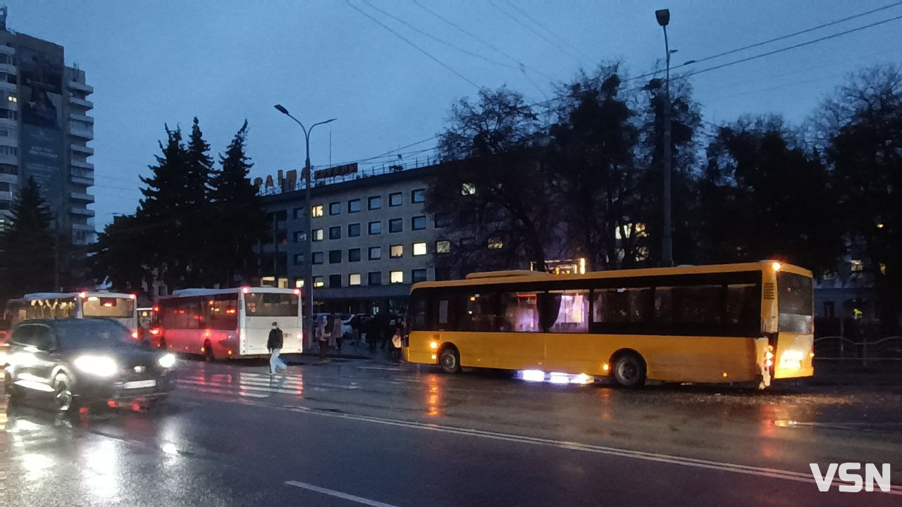 У центрі Луцька - ДТП: не розминулися два пасажирські автобуси