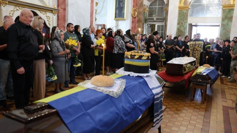 У Луцьку з військовими почестями поховали Героїв Романа Меюса та Олександра Радивоніка
