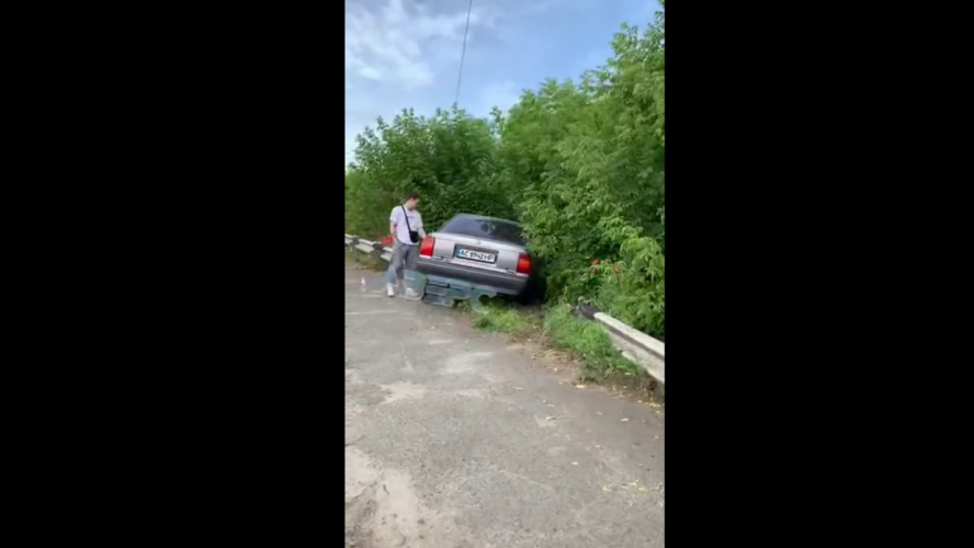 У Луцьку на мосту водій авто пробив огорожу і злетів у кювет