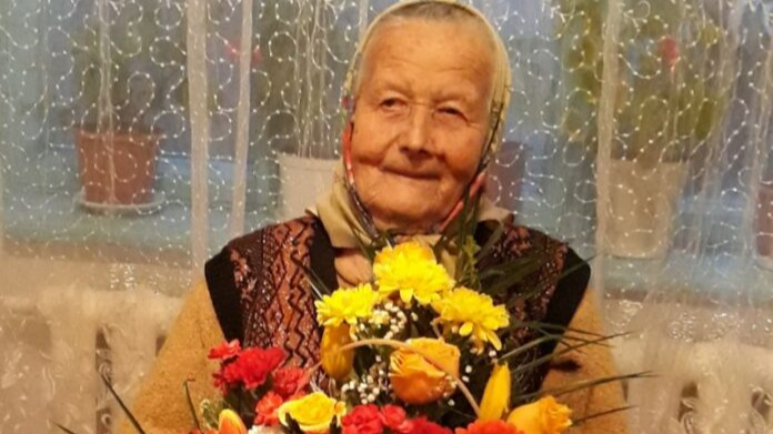 Має 8 онуків та 9 правнуків, готує смаколики для родини і допомагає обробляти город: історія довгожительки з Волині