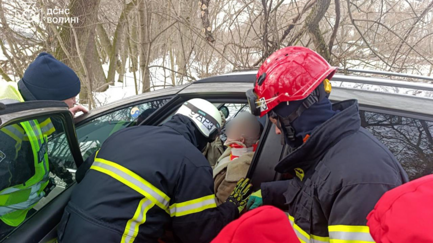 В якому стані госпіталізували водійку авто, яке влетіло в дерево у Луцькому районі