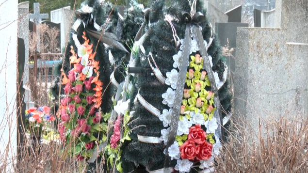 Кладовища Луцька завалені пластиком: чим небезпечні штучні квіти та вінки