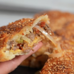 Домашній пиріг-чізбургер: швидко, смачно та без фастфуду