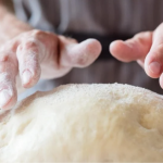 Дріжджове тісто не піднімається: один секрет врятує випічку за кілька хвилин