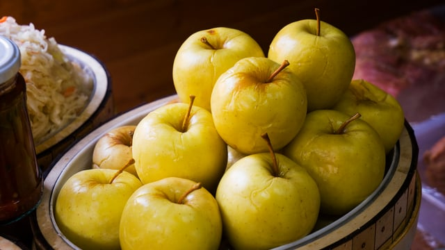 Мочені яблука, які «вибухають» смаком: простий рецепт, що зберігається всю зиму