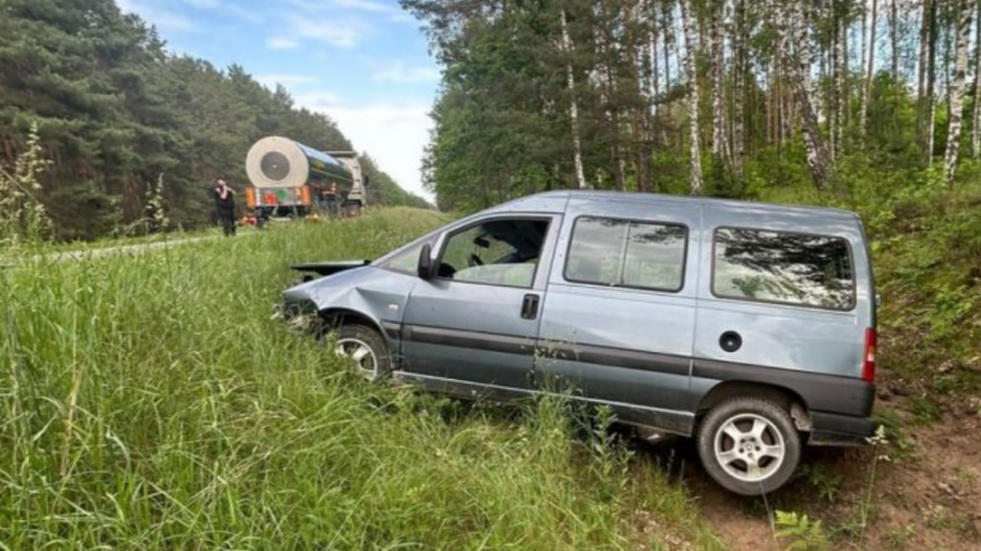 На Волині працівниця Пенсійного фонду втратила керування і злетіла у кювет, важко травмувався чоловік