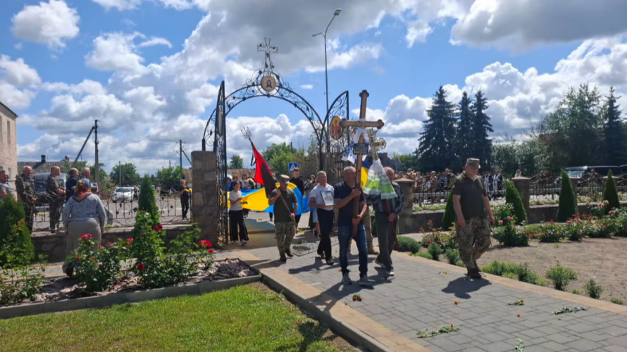 На колінах і з квітами: на Волині попрощалися з Героєм Олександром Квачем