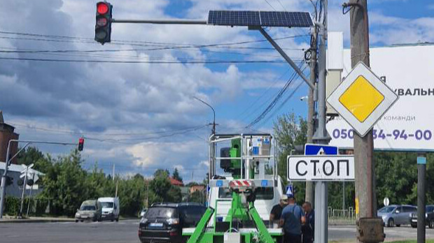 На перехресті у Луцьку на світлофорі встановили сонячні панелі