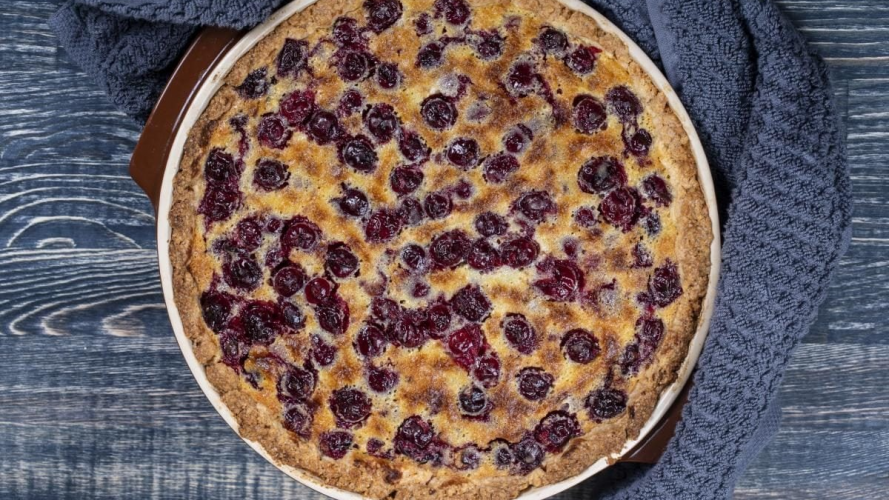 Залишилися консервовані вишні? Пропонуємо простий рецепт пирога