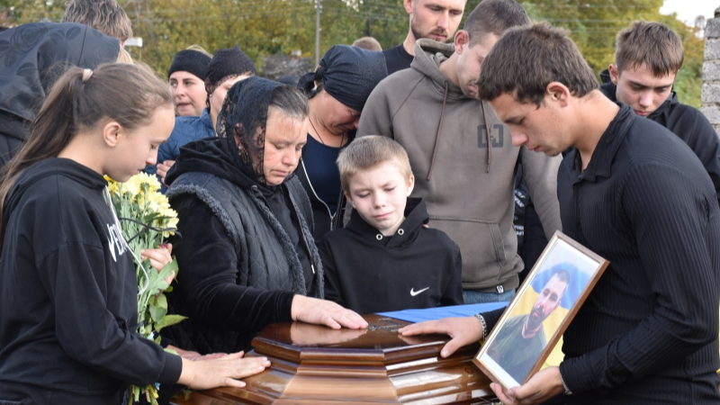 На Волині провели в останню путь 46-річного Героя Леоніда Мізернюка