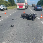 На Волині автомобіль зіткнувся з мотоциклом: 35-річний чоловік отримав відкритий перелом ноги