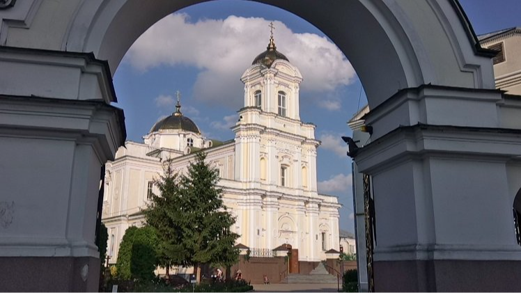 У Луцьку чоловік виражався нецензурною лайкою до працівників собору