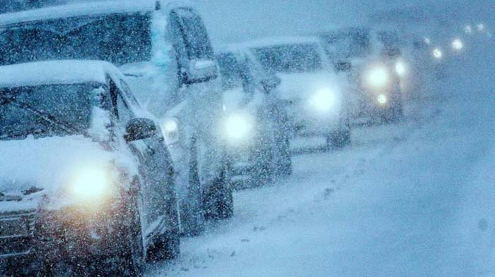 Снігопад у Луцьку: водіїв просять не виїжджати власним транспортом