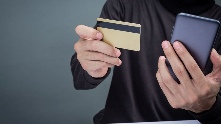 На Волині неповнолітній обікрав банківський рахунок: як його покарали