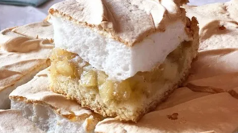 Пляцок з яблуками на один корж —  простий десерт, який завжди вдається