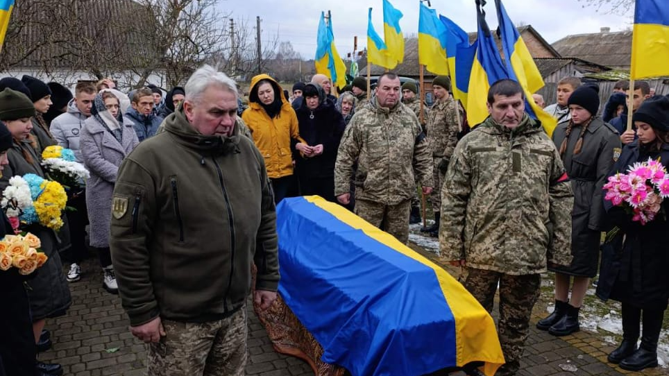 Без чоловіка залишилася дружина і двоє маленьких дітей: на Волині попрощалися із загиблим Героєм Дем’яном Клейзуном