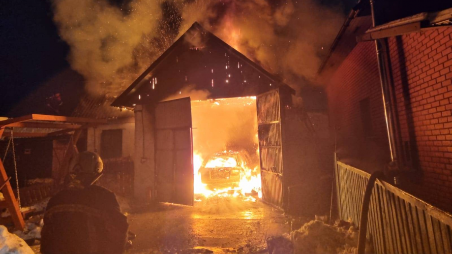 У селищі на Волині загорівся гараж: постраждав власник