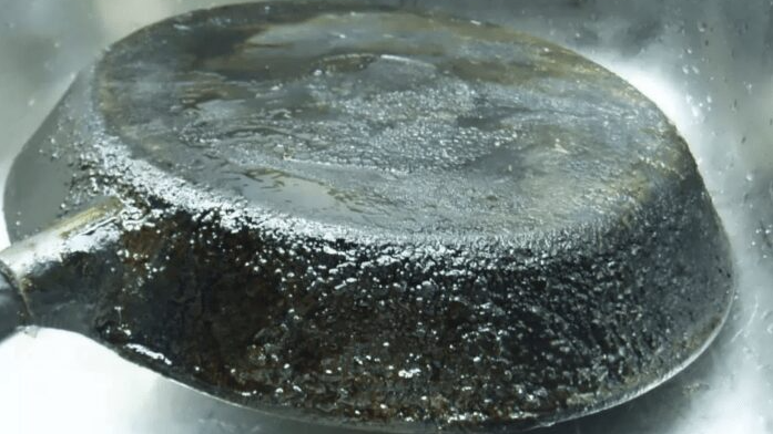 Як відчистити сковорідку від нагару з двох боків без хімії: буде сяяти як нова