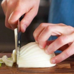 Як різати цибулю без сліз: прості лайфхаки, які справді працюють