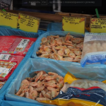 Які ціни на ікру, лосось та креветки у Луцьку на ринку. Відео