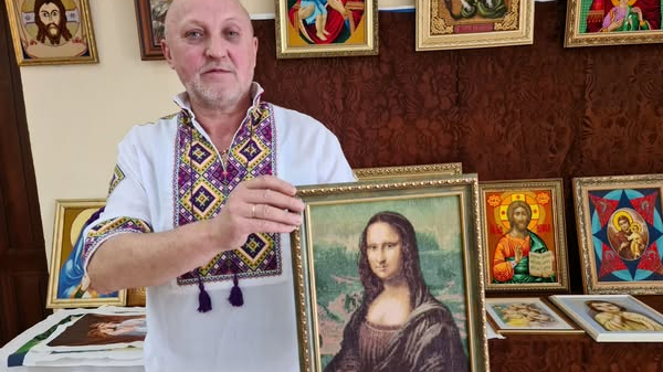 Мону Лізу вишив на нічній зміні: працівник АЗС із Волині здивував виставкою шедеврів