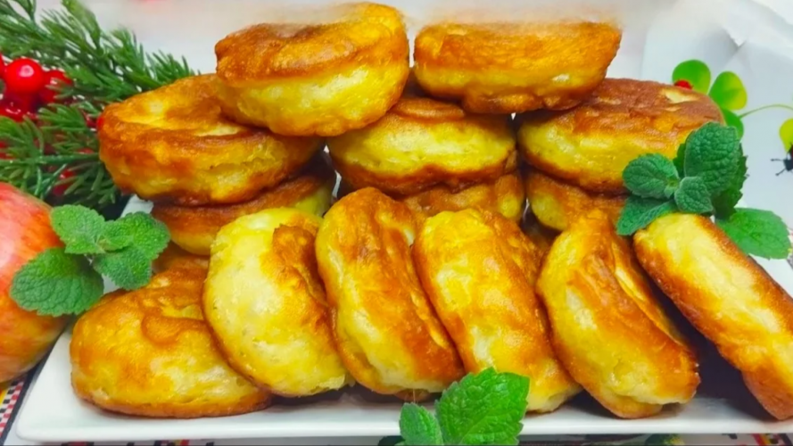 Ніжні яблучні оладки на кефірі, що тануть у роті: простий рецепт для ідеального сніданку