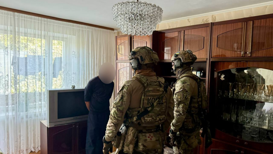 Військові ТЦК попросили показати документи, а чоловік дістав зброю і почав погрожувати: деталі інциденту у Луцьку