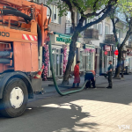 У Луцьку чистять дощоприймачі: особливості роботи та незвичні знахідки у смітті