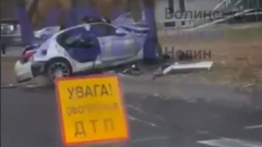 У Луцьку автомобіль на швидкості врізався в стовп: що відомо. Відео