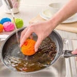 Чорний нагар і жир зійдуть за 10 хвилин: як відчистити будь-яку сковорідку без зусиль