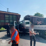 На Волині водій проігнорував світлофор і зіткнувся з локомотивом