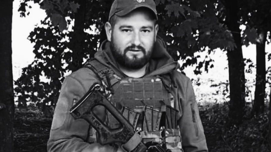 За один день в громаді повідомили про дві втрати: на Волині навколішки прощалися із Героєм Андрієм Чубом. Відео