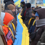 Лучани об’єдналися в «Ланцюг Єднання» до Дня Соборності України. Фоторепортаж