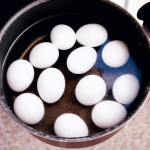 Чому в жодному разі не можна класти варені яйця у холодну воду