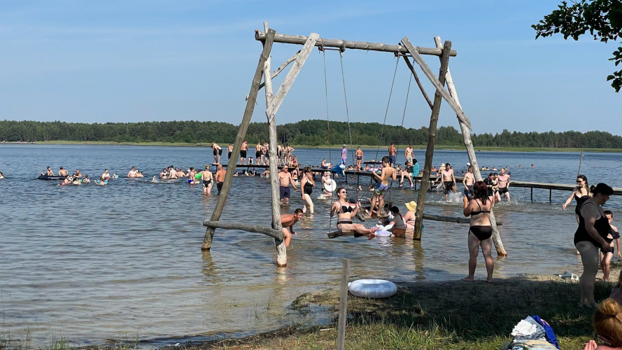 Спека жене людей до води: озеро Радожичі на Волині заполонили відпочивальники